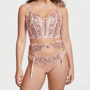 NWT Victoria’s Secret Floral Heart Embroidery Garter Belt